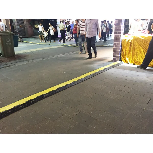 Kabelbrücke, 10 t, Eckstück 30° – 250×500×65 mm, gelb-schwarz