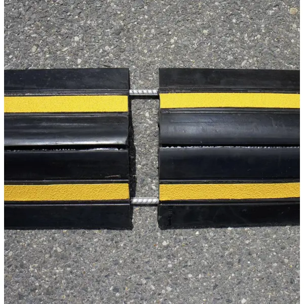 Kabelbrücke, 5 km/h, 40 t – 1000×240×70 mm, gelb-schwarz