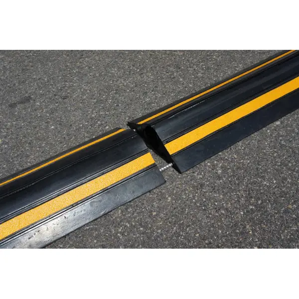 Kabelbrücke, 5 km/h, 40 t – 1000×240×70 mm, gelb-schwarz