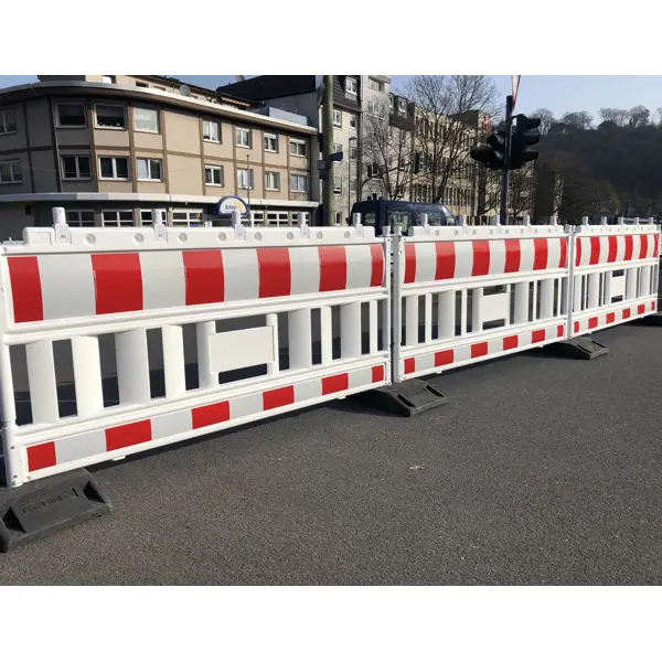 Mobile Kunststoff-Straßensperre EURO2 ohne Lichtadapter – retroreflektierende Folie RA1, rot-weiß, 2,1×1 m