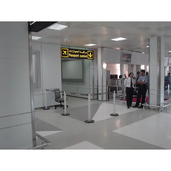 Mobilný zahradzovací stĺpik Popular Basic, biela – samonavíjacie pásmo 2,3 m, čierna s bielym pruhom