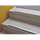 Nachleuchtendes Antirutsch-Profil für Treppenkanten WT-5409–Mineralgranulat in Kunstharz, schwarz, 800×31×106 mm