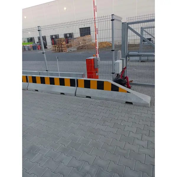 Reflektierender Kleber für durchgehende Betonschutzwände, Streifen – gelb-schwarz, 240×1540 mm