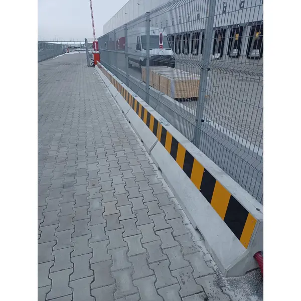 Reflektierender Kleber für durchgehende Betonschutzwände, Streifen – gelb-schwarz, 240×960 mm