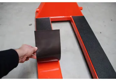 Selbstklebender Antirutsch-Gabelzinkenschutz – Dicke 3 mm