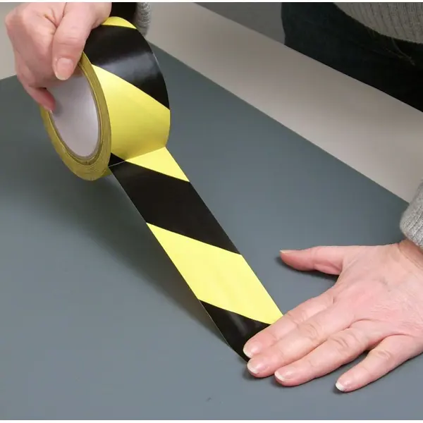 Selbstklebendes Warnband – 50mm × 33 m, gelb-schwarz