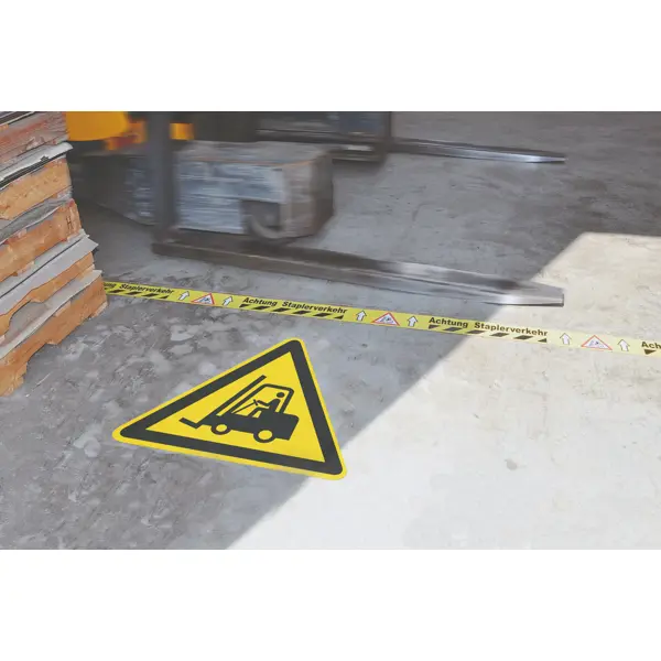 Warnkennzeichnung, Warnung vor elektrischer Spannung – Antirutsch-PVC, 400×347 mm