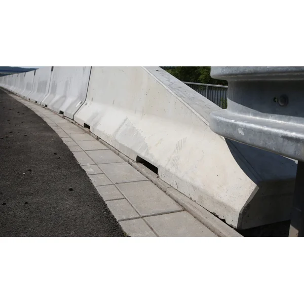 Zweiseitige Betonschutzplanke TYP80 – rechtes Endstück, 4000×695×800 mm